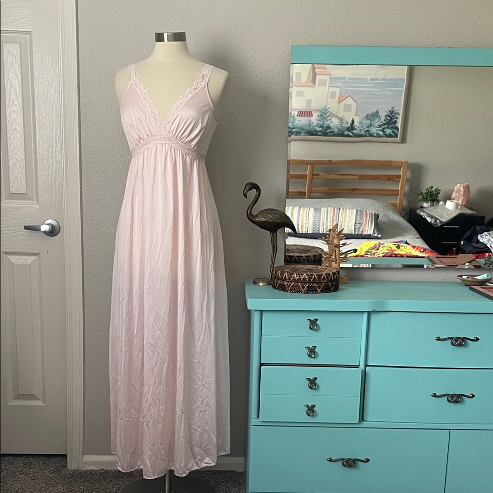 Vintage Olga Delicate Light Pink Floral Lace Trim Nylon Nightgown Slip Dress